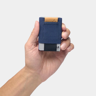 NOMATIC Wallet in navy with leather tab#color_navy-with-leather-tab